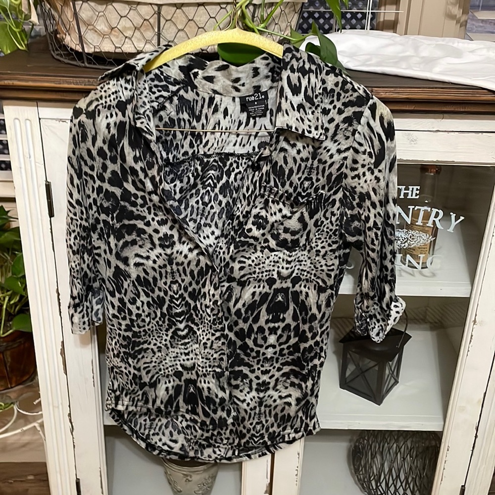RUE21 small BLACK & WHITE SNAKE PRINT TOP